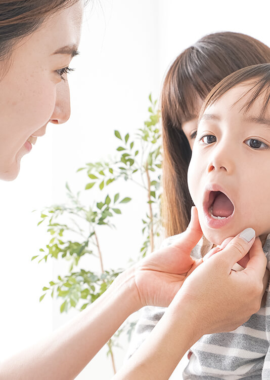 子どもが診療を受けている様子