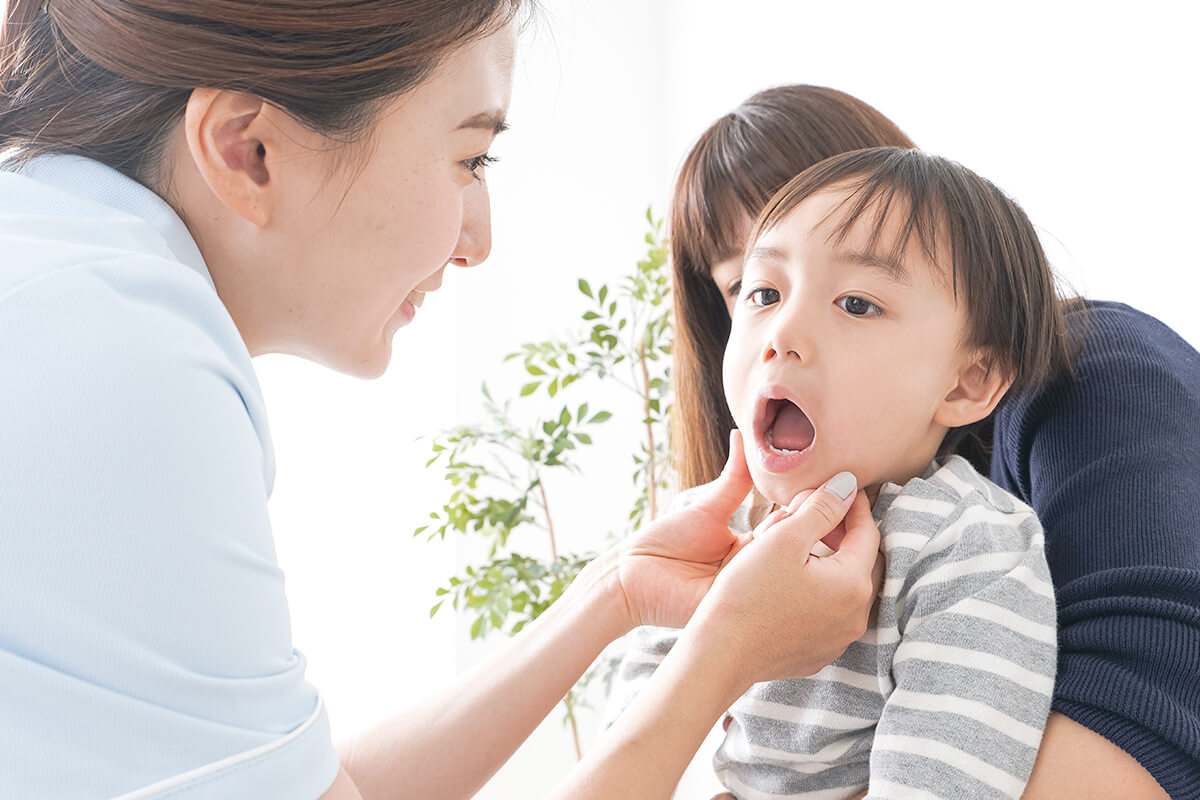 子どもが診療を受けている様子