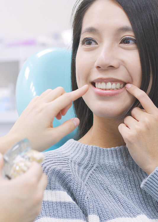 歯のチェックを受けている様子