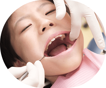口を開けて治療を受ける子供